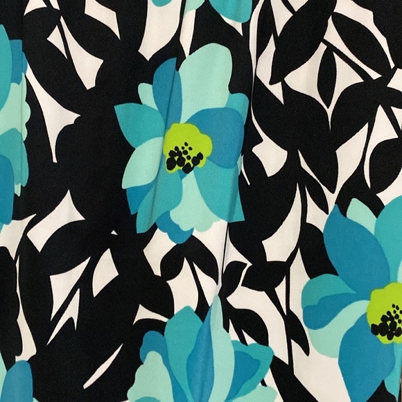 Beautiful Dress with no sleeves - Picture 7 of 7